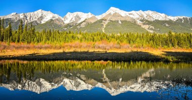 Mitchell dağ köpek Lake Kootenay Milli Parkı, British Columbia, Kanada yansıtıyordu. Bahar dağ manzarası.