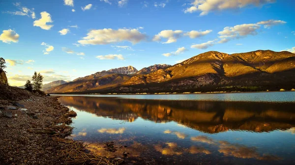 Columbia Lake Reflection Sunset British Columbia Canada Paesaggio Roccioso Canadese — Foto Stock