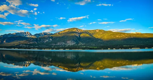 Gouden Uur Columbia Lake Reflectie Fairmont Warmwaterbronnen British Columbia Canada — Stockfoto