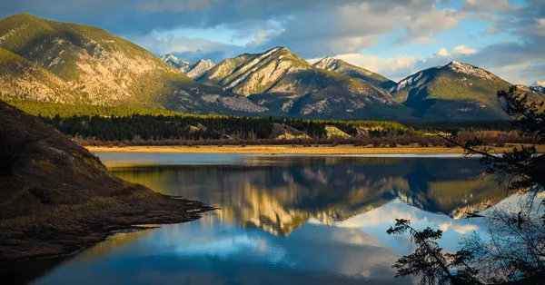 加拿大不列颠哥伦比亚 Invermere 附近哥伦比亚湿地落基山脉的黄金时段景观反射 — 图库照片