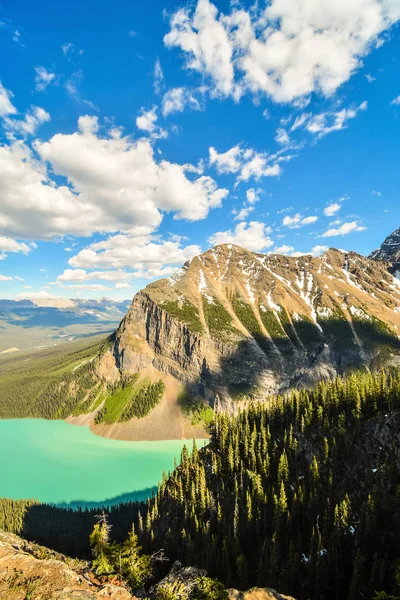 Lake Louise ve bahar, Banff National Park, Alberta, Kanada Rocky Dağları büyük arı kovanı zirvesine semerli dağ
