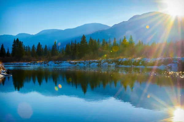 太阳反射在哥伦比亚河的水在费尔蒙特温泉 不列颠哥伦比亚省 在日落的赛尔山脉 — 图库照片