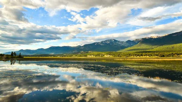 Reflexe Krajiny Skalistých Hor Columbia Mokřadů Fairmont Hot Springs Britská — Stock fotografie