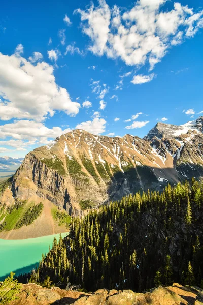 Lake Louise ve bahar, Banff National Park, Alberta, Kanada Rocky Dağları büyük arı kovanı zirvesine semerli dağ