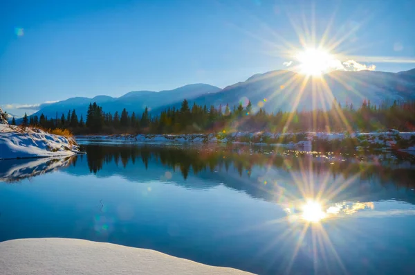 Riflessione Solare Nell Acqua Del Fiume Columbia Fairmont Hot Springs — Foto Stock