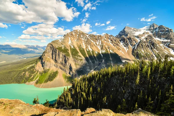 Lake Louise ve bahar, Banff National Park, Alberta, Kanada Rocky Dağları büyük arı kovanı zirvesine semerli dağ
