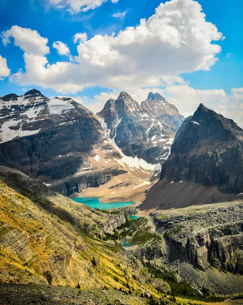 Lake Oesa Huber çıkıntıları üzerinden iz Gölü Ohara alan Yoho Milli Parkı British Columbia Kanada