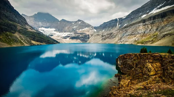 Randonneur Sur Une Corniche Regardant Une Vallée Montagne Parc National — Photo