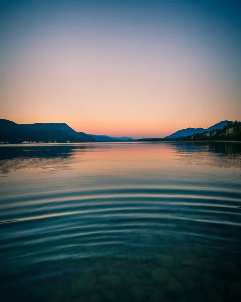 Increspature Lago Durante Tranquillo Tramonto Serale Montagna — Foto Stock