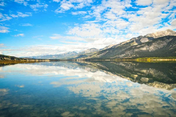 Columbia Λίμνη Αντανάκλαση Fairmont Χοτ Σπρινγκς British Columbia Καναδάς Τοπίο — Φωτογραφία Αρχείου