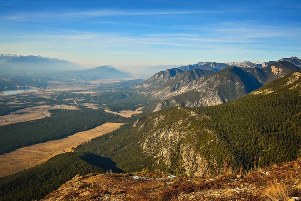 Die Landschaftliche Ansicht Des Columbia Tals Vom Schwanensee Bei Invermere — Stockfoto