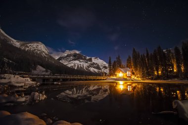 Zümrüt Lake Lodge gece Yoho Milli Parkı, British Columbia, Kanada