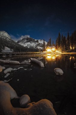 Zümrüt Lake Lodge gece Yoho Milli Parkı, British Columbia, Kanada
