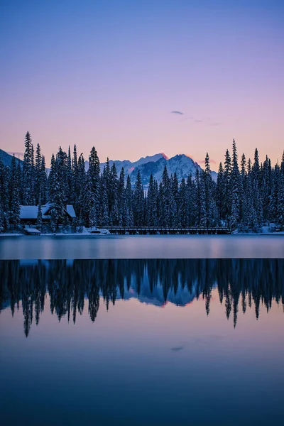 Esmeralda Lake Lodge Reflexión Madrugada Parque Nacional Yoho Columbia Británica — Foto de Stock