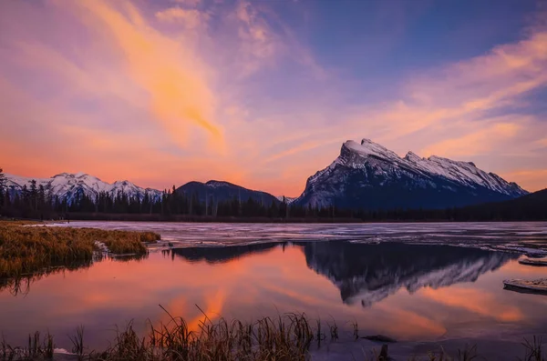 Rundle Odraz Vermillion Jezer Začátku Zimy Banff Národní Park Alberta — Stock fotografie