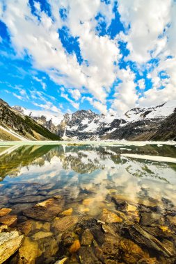 Bir dağ gölü Purcell Sıradağları, British Columbia, Kanada asılı buzulun içinde yansıması