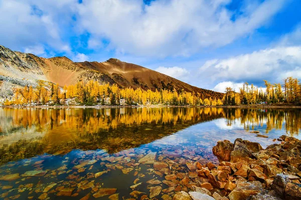 Mountain Reflection Brewer Creek Tarn Blue Skies British Columbia Canadá — Foto de Stock
