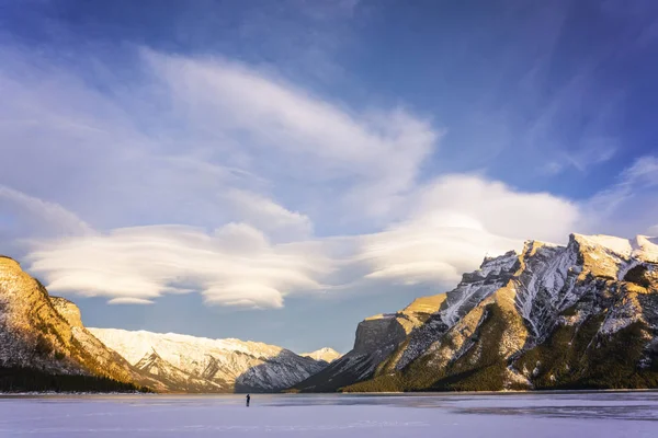 Κατεψυγμένα Λίμνη Minnewanka Και Mount Girouard Χειμώνα Εθνικό Πάρκο Μπανφ — Φωτογραφία Αρχείου