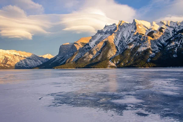 Lago Congelato Minnewanka Monte Girouard Nel Golden Hour Banff National — Foto Stock