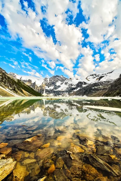 Reflejo Una Montaña Lago Del Glaciar Colgante Cordillera Purcell Columbia — Foto de Stock