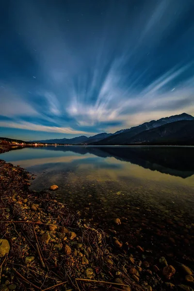 Mavi saat uzun pozlama yansıma Fairmont Hot Springs, British Columbia, Kanada bulutlar ve yıldızlar gökyüzünde hareket - Columbia gölde