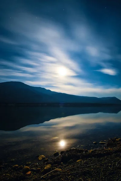 Blå Timmen Lång Exponering Reflektion Columbia Lake Fairmont Hot Springs — Stockfoto