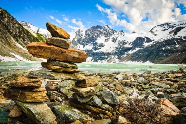 Icy Gölü, asılı buzul, Kanada Gölü kıyısında Inukshuk