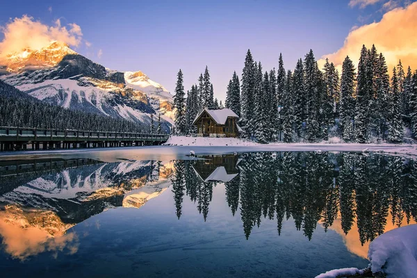 Zümrüt Lake Lodge yansıma gün batımında, Yoho Milli Parkı, British Columbia, Kanada