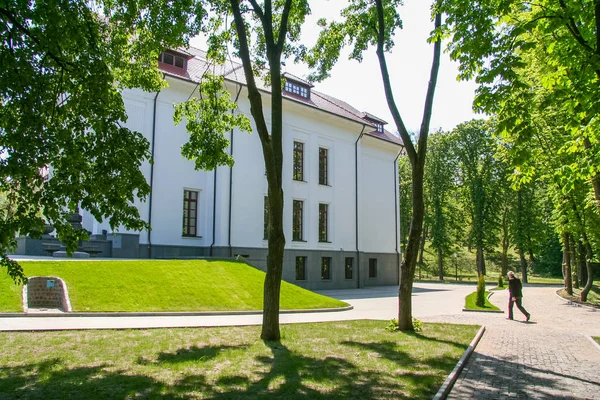 Bölge Anıtı - Ukraynalı şair Kanev siyah dağlarda Taras Şevçenko mezarı. Shevchenko Ulusal rezerv bir parçasıdır. Kanev City, Cherkasy Bölgesi, Ukrayna. Mayıs 2011