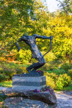 Ölü öğrenciler ve öğretmenler Kiev 1941 yılında Alman faşist istilacılara elinde İkinci Dünya Savaşı sırasında savunma sırasında Kiev Üniversitesi anıt. Botanik Bahçesi, Kiev, Ukrayna. Ekim 2018