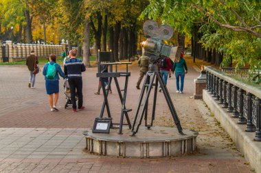 Heykel kompozisyon yapımcı. Gözlemci film ve Tv işçiler için adamıştır. Bu iki sanat nesneleri oluşur. İçinde belgili tanımlık fotoğraf, ilk nesne - yapımcı Marinsky Parkı gözlem güverte yüklenir. Bir yönetmenin c içerir