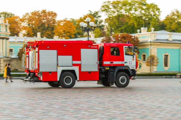 Wóz Strażacki Mija Pałacu Maryjskiego Kijów Ukraine October 2018 — Zdjęcie stockowe