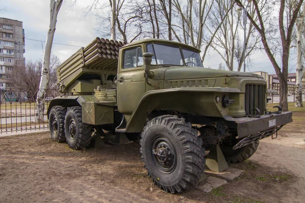 Bm-21 є Радянська 122 мм калібру самохідної ракетної запуск — стокове фото