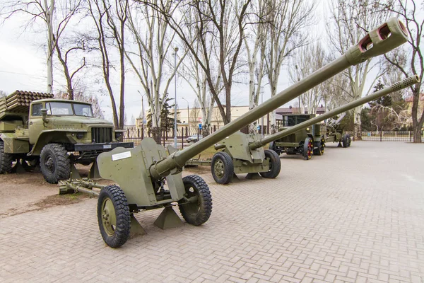 De 85 mm afgesplitste gun D-44 is een Sovjet-artillerie kanon — Stockfoto