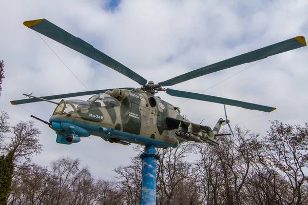 Mi-24 (Lan, krokodýl, soubor) - sovětské bitevní vrtulník — Stock fotografie