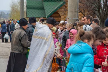 Ortodoks Paskalya için geleneksel Paskalya keklerin secrasyonu