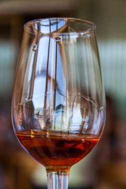 Bir bardak yaşlı şarap