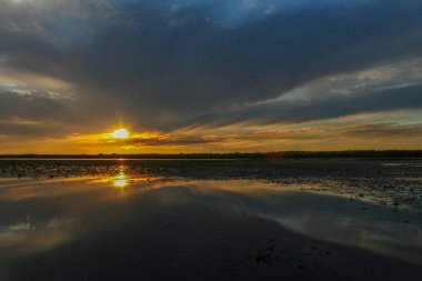 Dinyeper Nehri'nde gün batımı