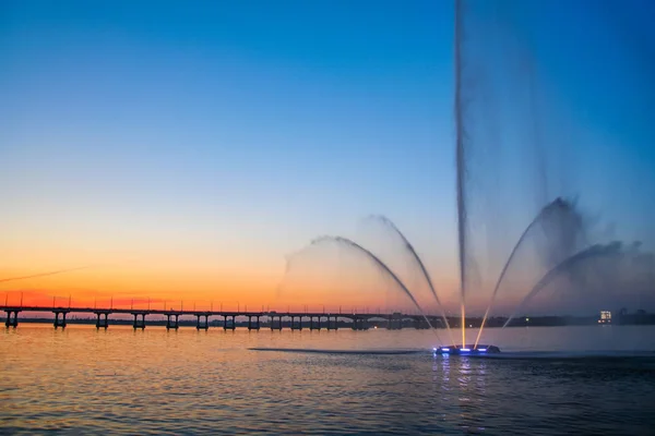 Uitzicht vanaf de dijk van de avond stad van Dnepr — Stockfoto