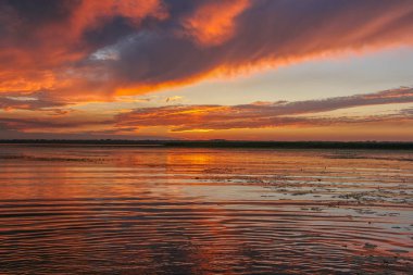 Dinyeper Nehri'nde gün batımı