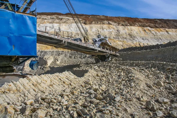 Pelle rotative dans la carrière de kaolin — Photo