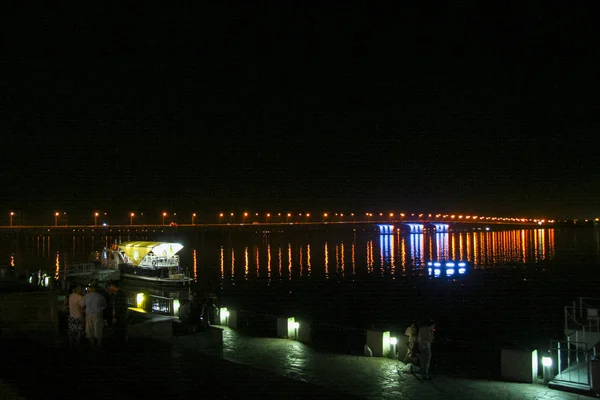 Blick vom Ufer der Abendstadt dnepr — Stockfoto