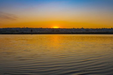 Dinyeper Nehri 'ni sel basıyor.