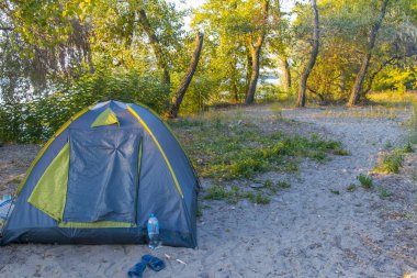 Bir adada avcı kampı
