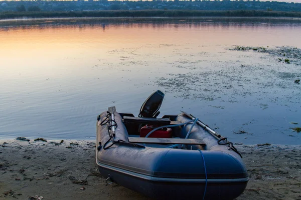 Samotna łódź na rzece — Zdjęcie stockowe