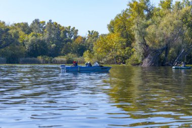 Kushugum 'da teknedeki balıkçılar.