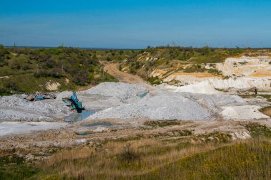 Taş ocağında kil ve kaolin özütü. Zaporizhya bölgesi, Ukrayna. Nisan 2014