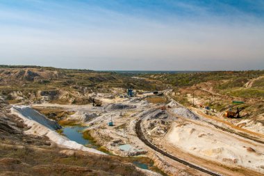 Taş ocağında kil ve kaolin özütü. Zaporizhya bölgesi, Ukrayna. Nisan 2014