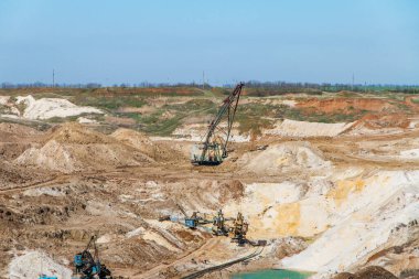 Taş ocağında kil ve kaolin özütü. Zaporizhya bölgesi, Ukrayna. Nisan 2014