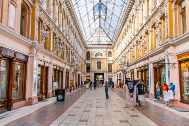 Meşhur Odessa marketi Privoz 'da kapalı bir alışveriş galerisi. Odessa Şehri, Ukrayna, Eylül 2014